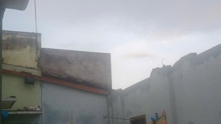 Tốc mái nhà dân do lốc xoáy