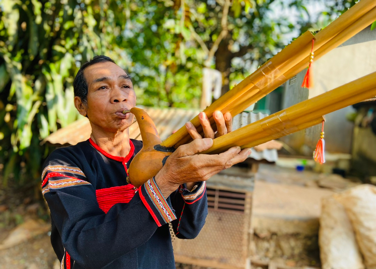Nghệ nhân Y Sim và chiếc khèn Đinh Năm- nhạc cụ luôn song hành với điệu hát Aray của người Ê đê