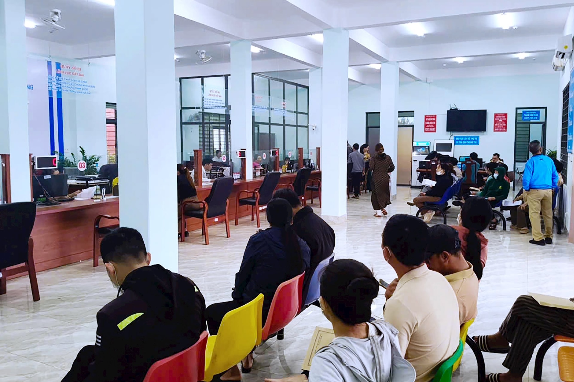 يأتي الناس إلى مركز إدارة بلدية دوك آن لاستكمال الإجراءات.