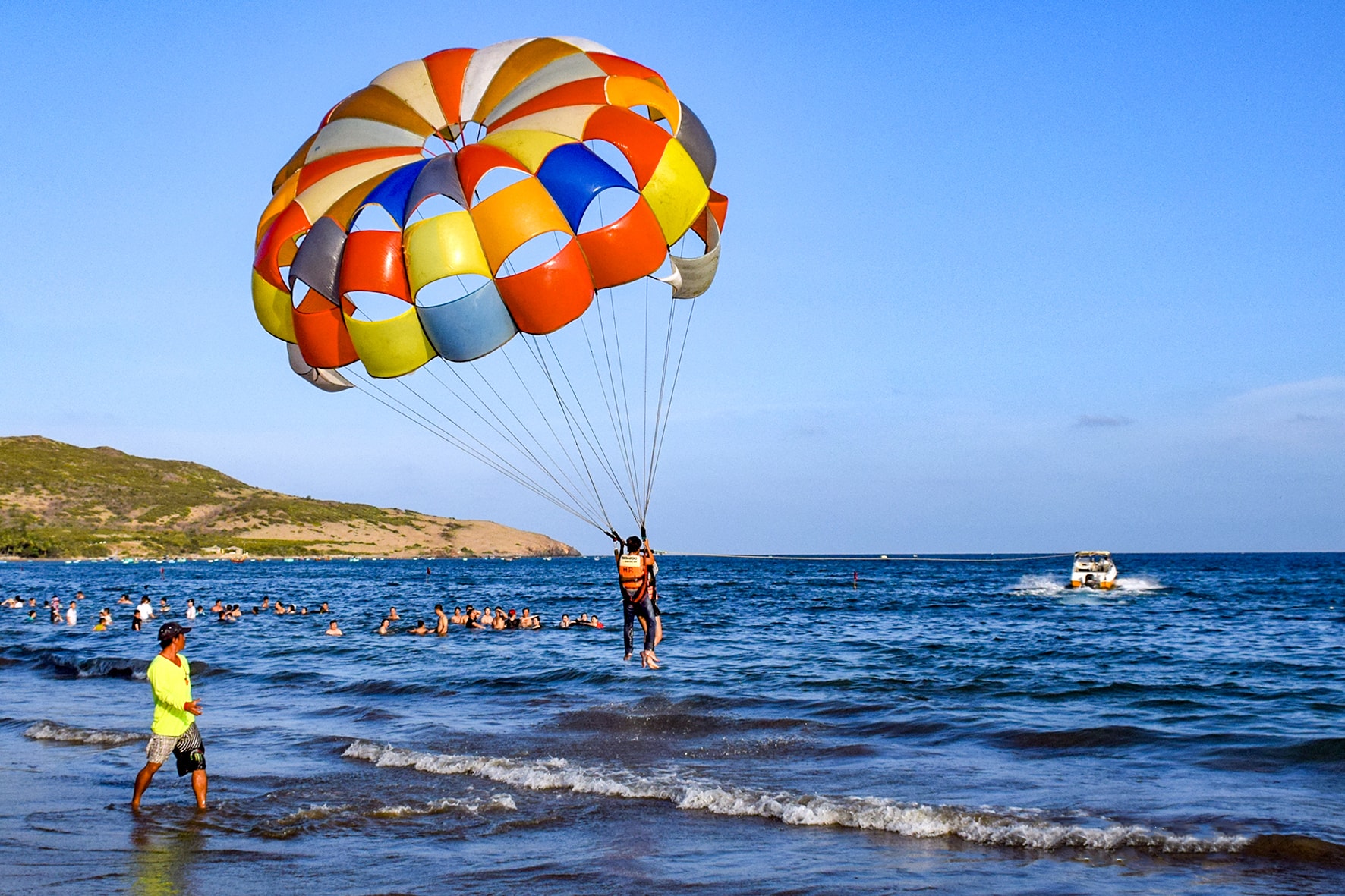 Dù bay phục vụ du khách ngăm biển trên cao