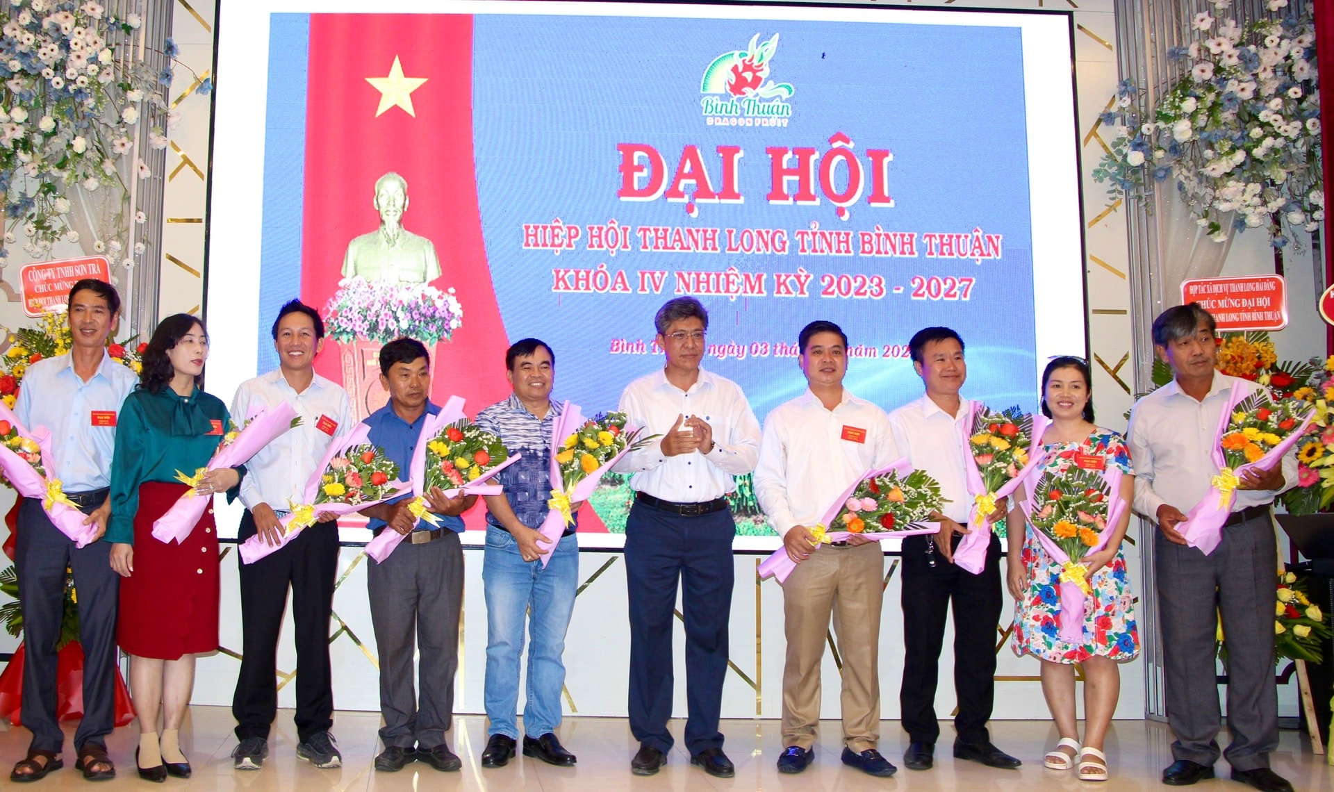 Phó Chủ tịch UBND Link vào Nguyễn Minh chúc mừng tại đại hội (trước thời điểm sáp nhập Link vào)