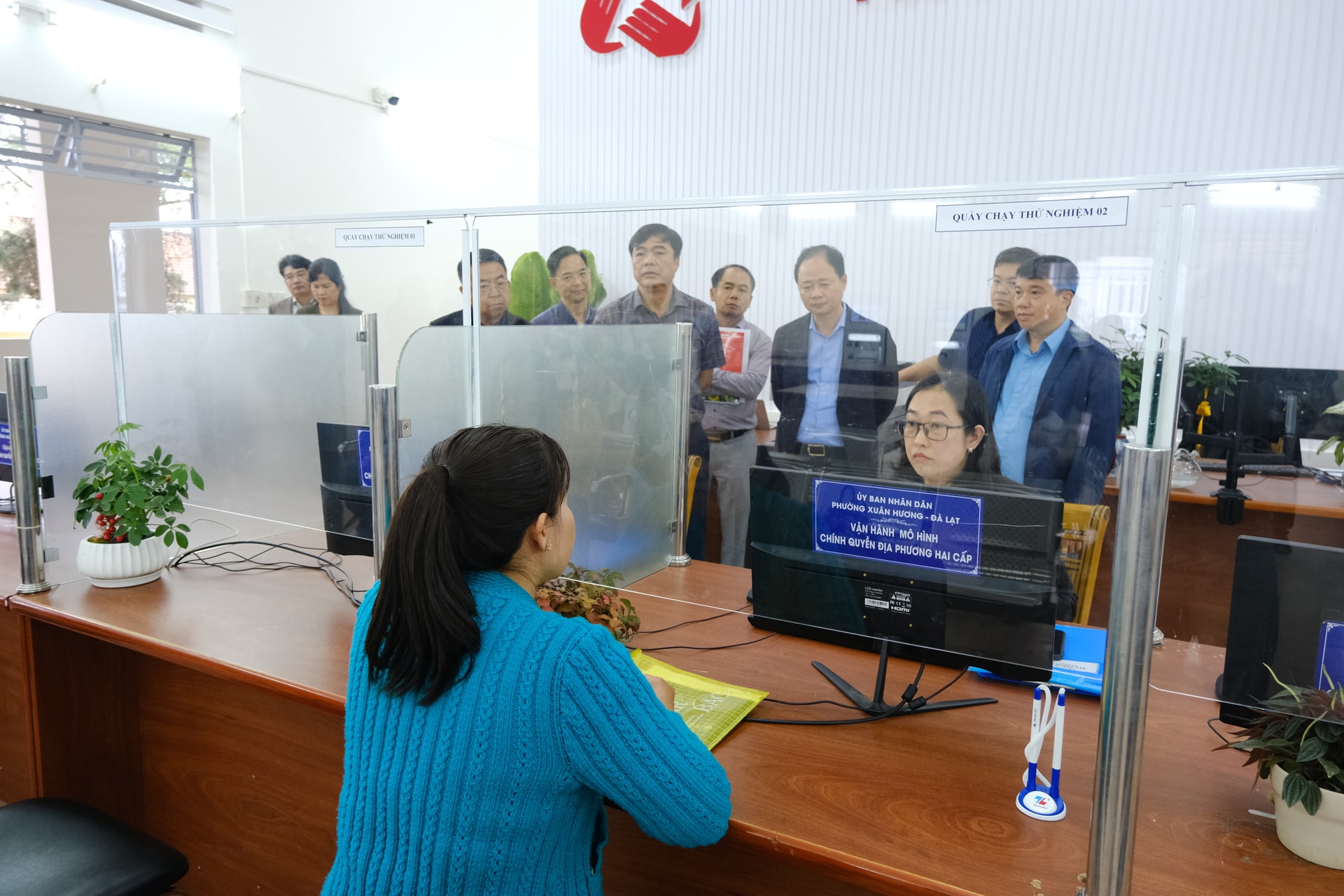 1. Bí thư Tỉnh ủy Y Thanh Hà Niê Kđăm và Phó Bí thư Tỉnh ủy, Chủ tịch HĐND tỉnh Trần Hồng Thái kiểm tra công tác chuẩn bị tại phường Xuân Hương - Đà Lạt