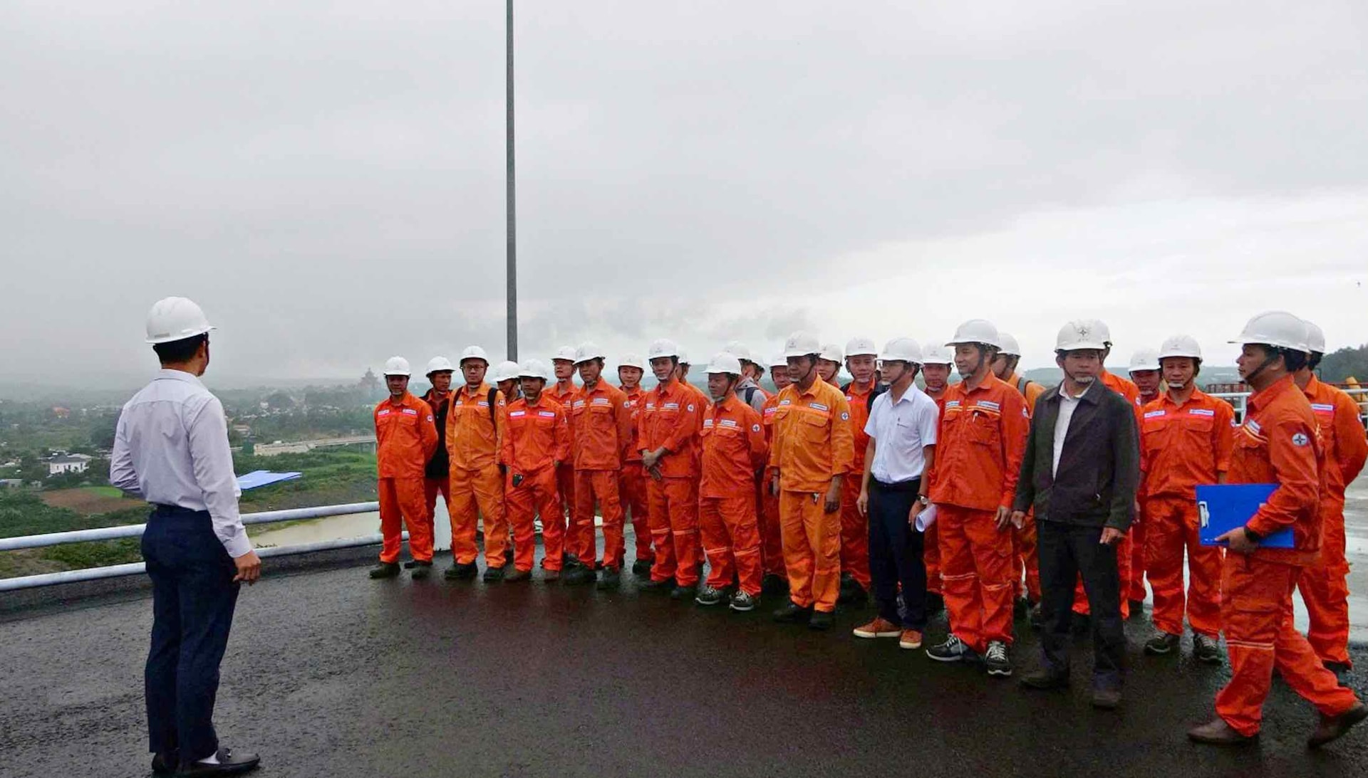 Phó Giám đốc Nguyễn Viết phổ biến nội dung trước diễn tập