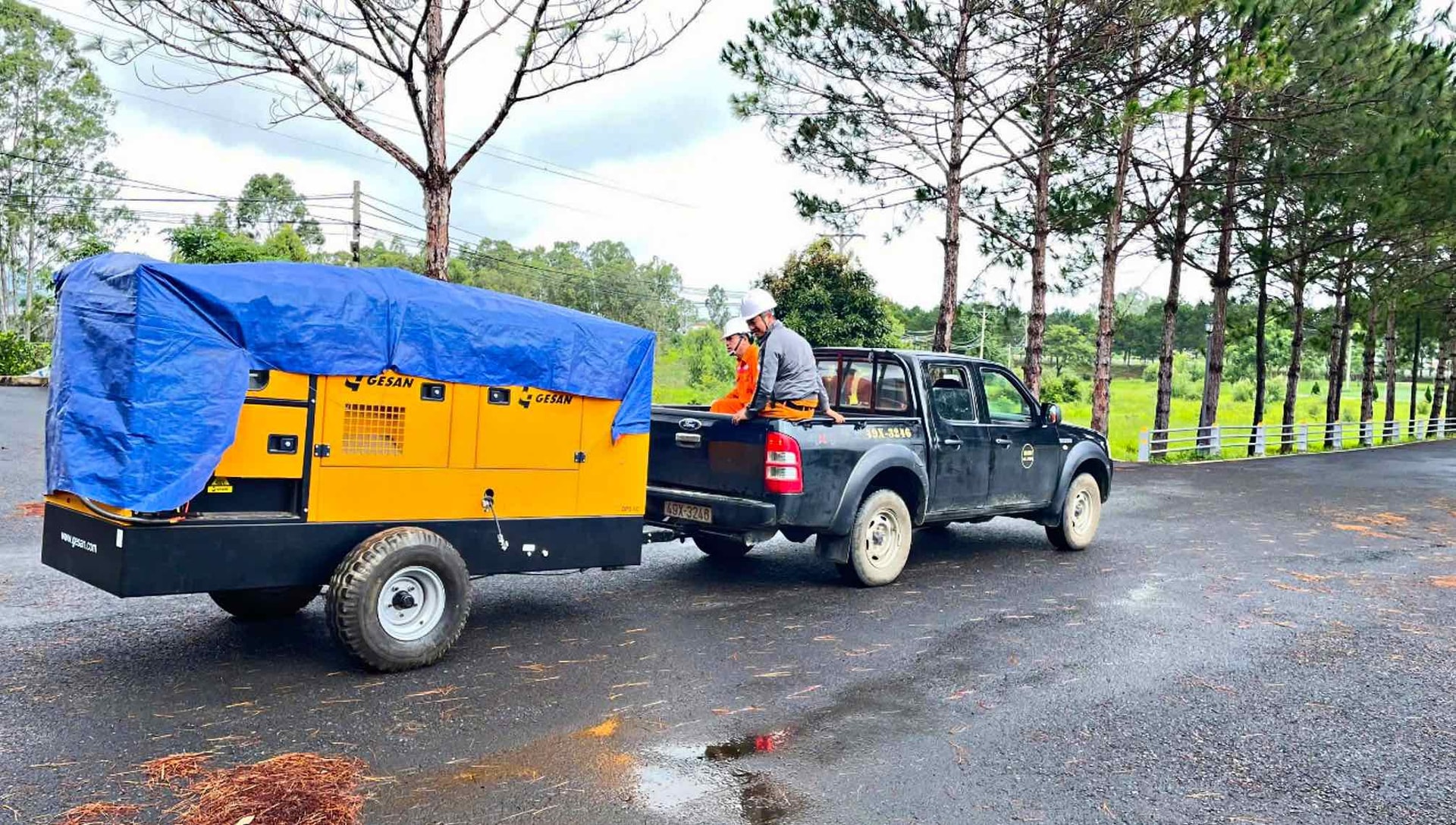 Vận chuyển máy phát Diesel từ khu văn phòng ra Đập tràn