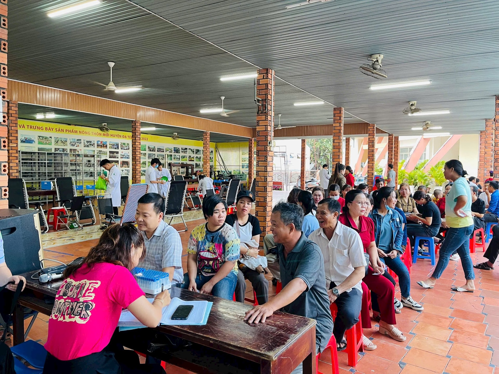 មន្ត្រីរាជការ និងប្រជាពលរដ្ឋក្នុងឃុំ Da Teh ចូលរួមបរិច្ចាគឈាមដោយស្ម័គ្រចិត្ត