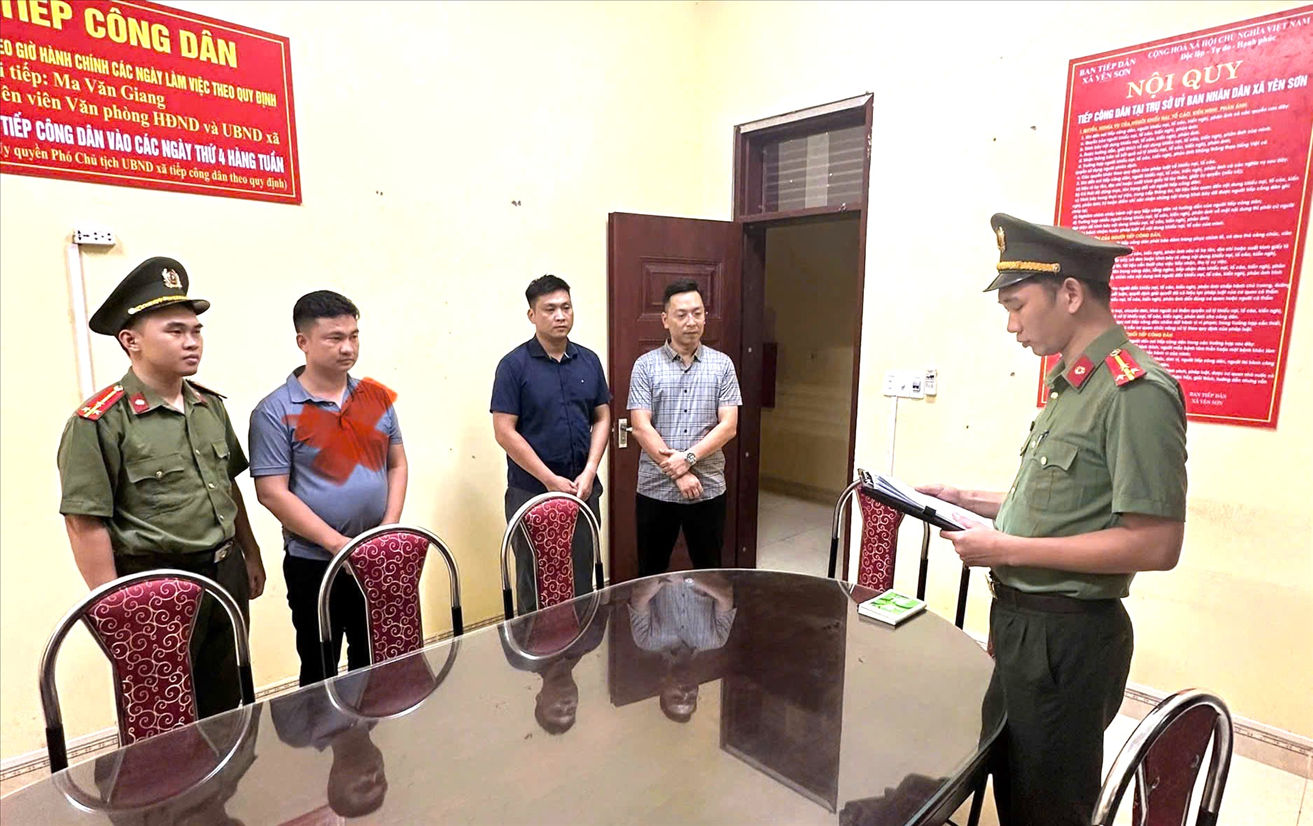 Cơ quan An ninh điều tra Công an Link vào Tuyên Quang tống đạt quyết định và lệnh đối với Vũ Văn Thìn (dấu X).