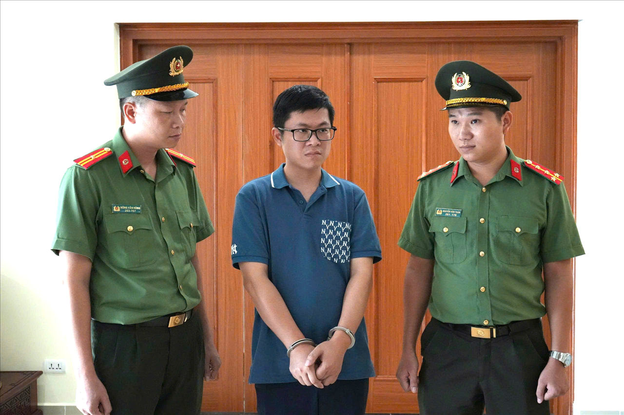 Cơ quan An ninh điều tra Công an Link vào Tuyên Quang tống đạt quyết định và lệnh đối với Đinh Mạnh Dũng.