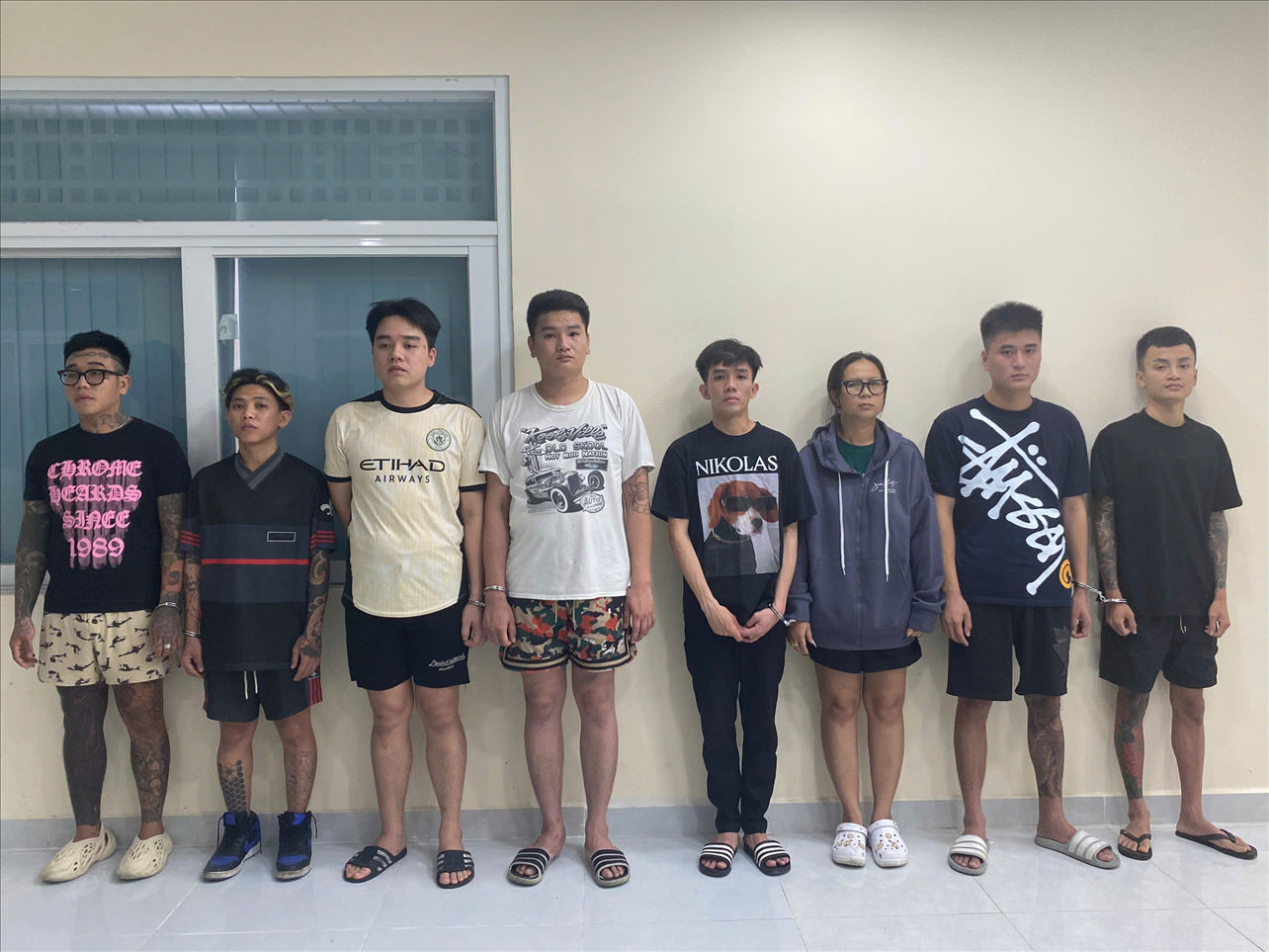 Các đối tượng (từ trái qua phải): Châu Mạnh Phát, Cao Trường An, Hoàng Văn Chiến, Lưu Đình Đại, Nguyễn Quốc Dũng, Mai Thị Trinh, Trần Đức Nam, Nguyễn Trường Hoạt. 