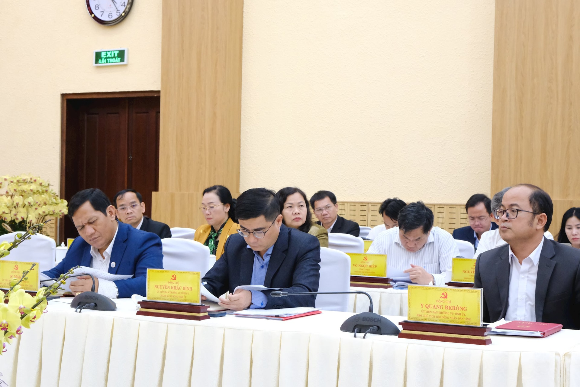 Các đồng chí trong BCH Đảng bộ tỉnh Lâm Đồng dự hội nghị