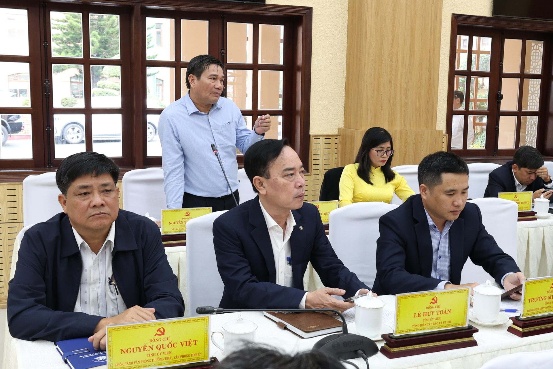 Các đồng chí trong BCH Đảng bộ tỉnh Lâm Đồng góp ý dự thảo