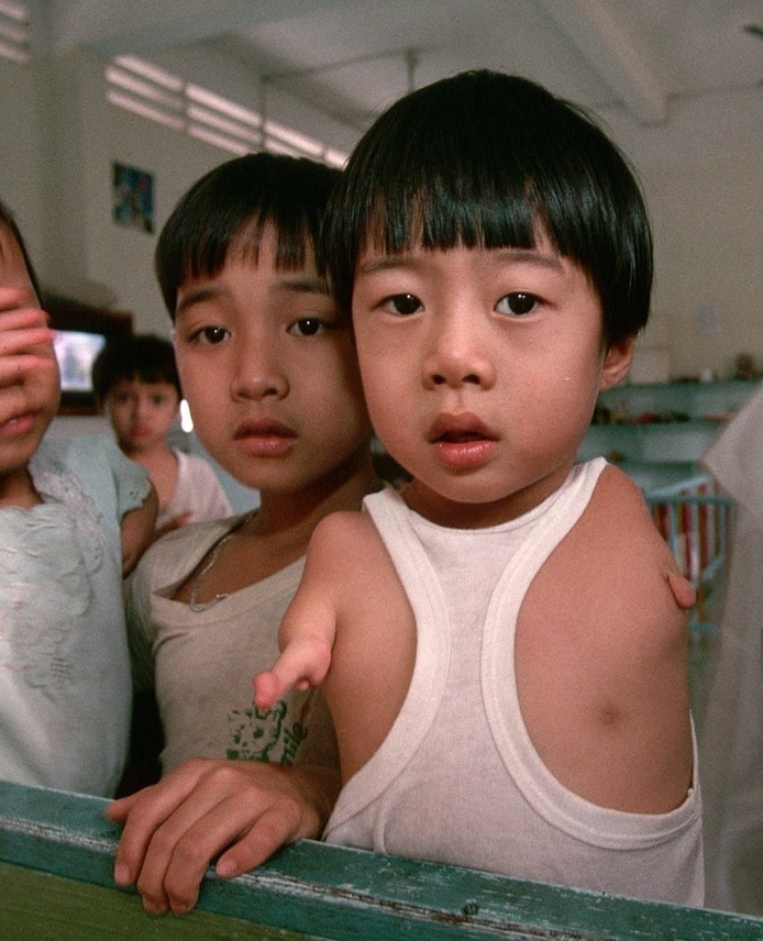 Hình ảnh hai em bé nạn nhân chất độc màu da cam đang lan tỏa trên mạng xã hội. (Ảnh: Tifosi)