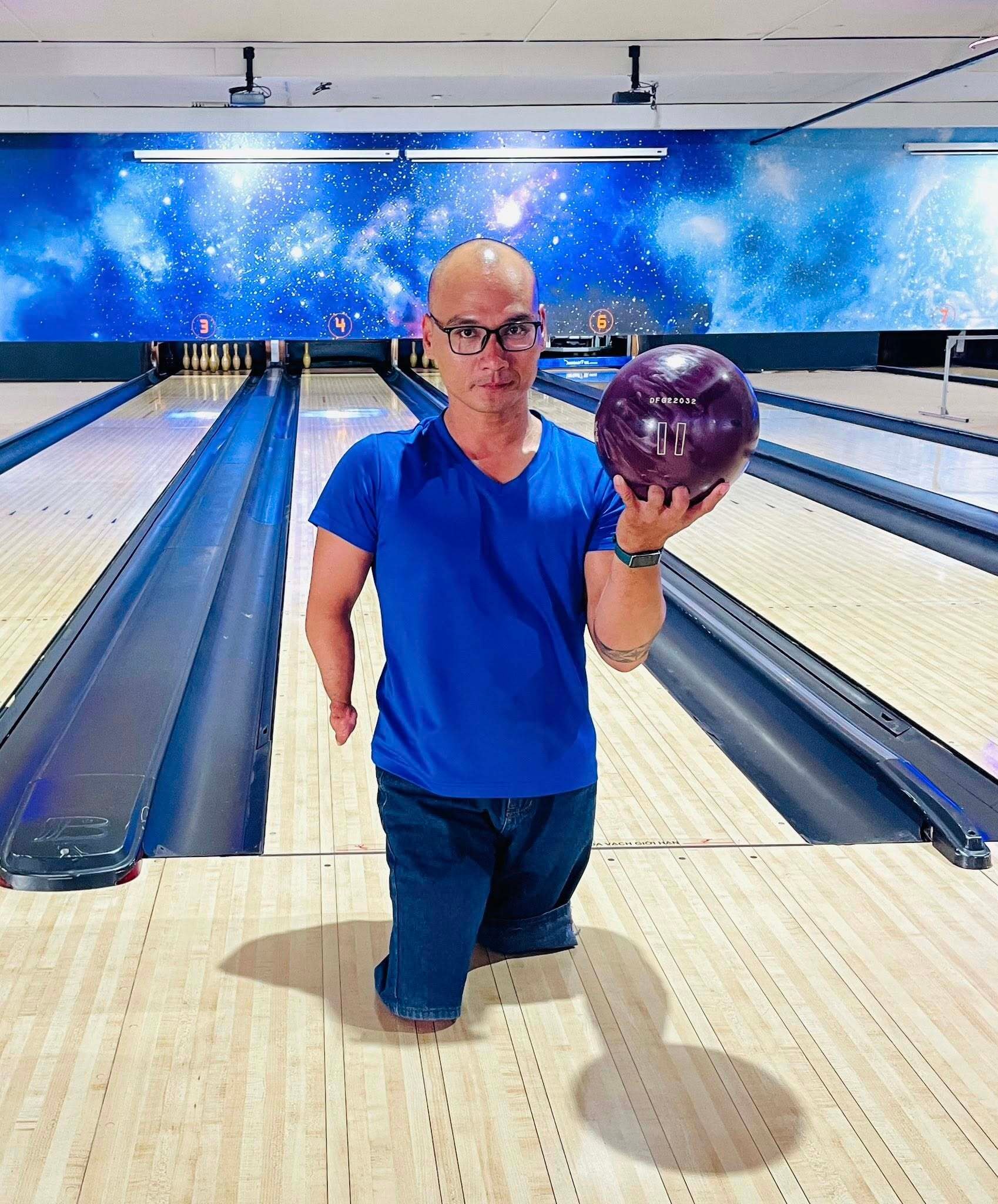 Dù chỉ còn tay trái, anh Nguyễn Hồng Lợi vẫn tham gia nhiều môn thể thao. (Ảnh: NVCC)