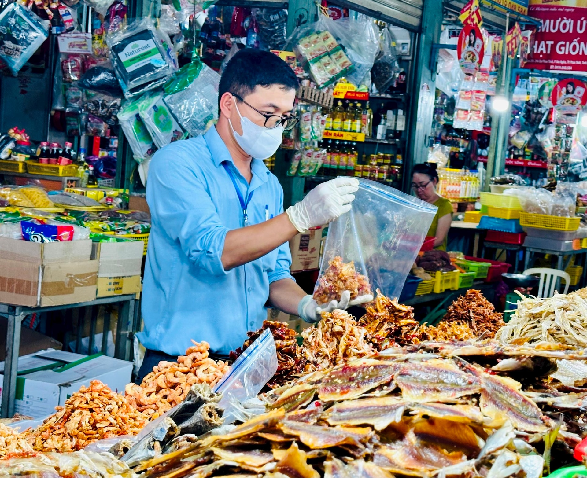 Cơ quan chuyên môn lấy mẫu kiểm tra chất lượng nông, thủy sản định kỳ