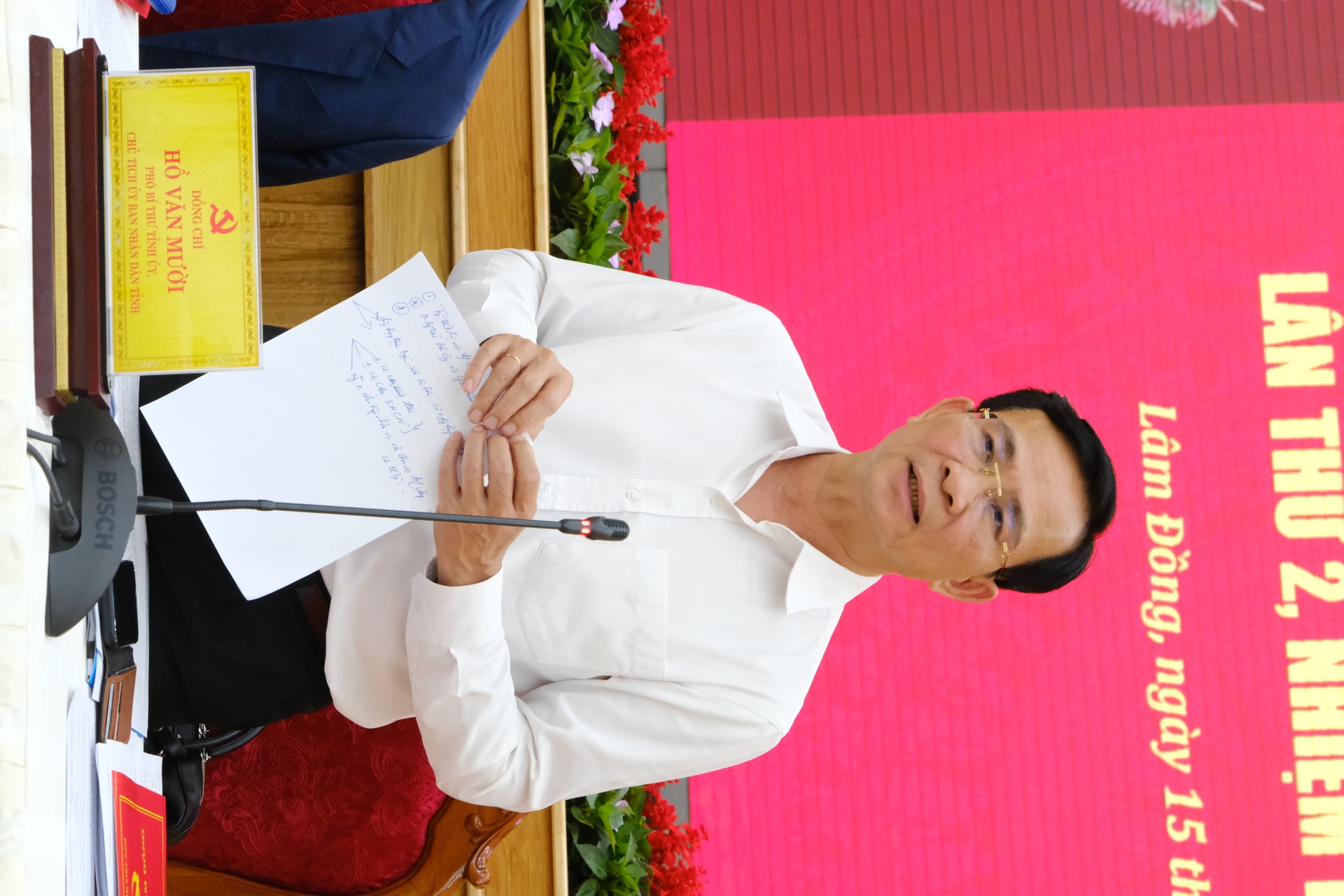 Đồng chí Hồ Văn Mười - Phó Bí thư Tỉnh uỷ, Chủ tịch UBND tỉnh Lâm Đồng phát biểu tại hội nghị