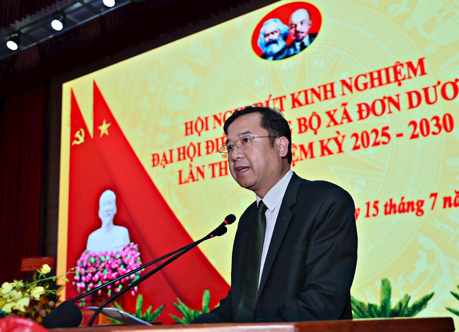 Đồng chí Tôn Thiện Đồng, Uỷ viên Ban Thường vụ Tỉnh uỷ, Trưởng Ban Tổ chức Tỉnh uỷ báo cáo rút kinh nghiệp Đại hội điểm Đảng bộ xã Đơn Dương lần thứ I, nhiệm kỳ 2025-2030