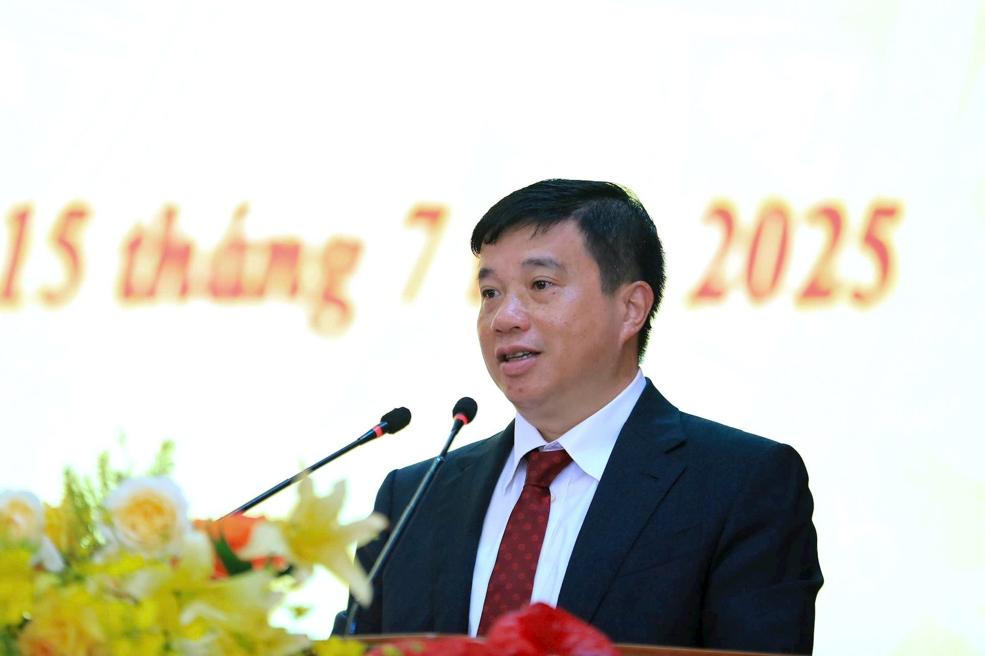 Đồng chí Y Thanh Hà Niê Kđăm, Ủy viên Ban Chấp hành Trung ương Đảng, Bí thư Tỉnh ủy, Trưởng Đoàn ĐBQH tỉnh Lâm Đồng tiếp thu các ý kiến của lãnh đạo Trung ương tại hội nghị