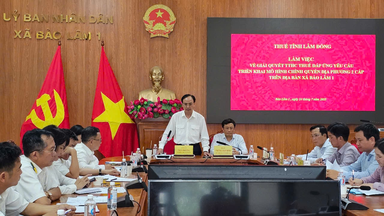 Quang cảnh buổi làm việc