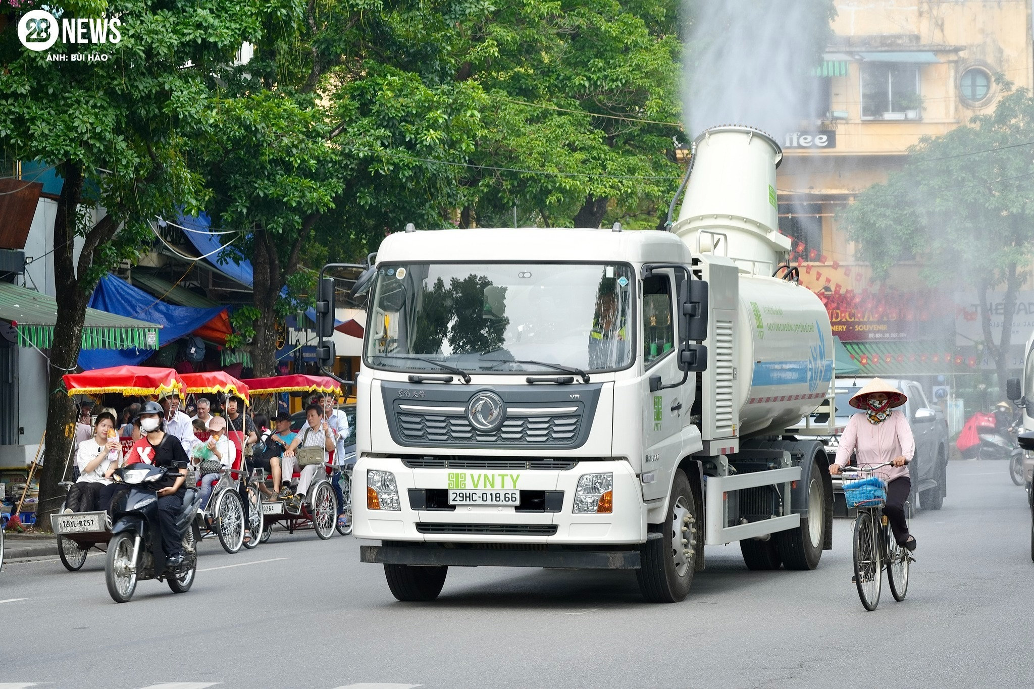 Những chiếc xe phun sương từ độ cao 45m được dân mạng hào hứng chia sẻ. (Nguồn: Theanh28 Trending)