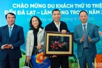 ថ្នាក់ដឹកនាំគណៈកម្មាធិការប្រជាជនខេត្ត Lam Dong ប្រគល់អំណោយជូនលោក Nguyen Dang Dung និងភរិយា ដែលជាភ្ញៀវទេសចរណ៍ទី ១០ លាននាក់ទៅកាន់ Lam Dong ក្នុងឆ្នាំ ២០២៤។