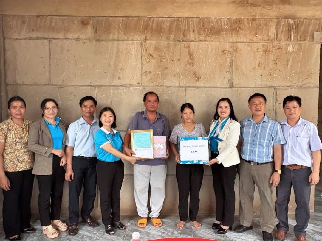 សម្ព័ន្ធនារីខេត្ត Lam Dong បានរៀបចំពិធីប្រគល់ផ្ទះសប្បុរសធម៌ដល់សមាជិក Ka B'Rep - ភូមិ Da Co ឃុំ Cat Tien ៣