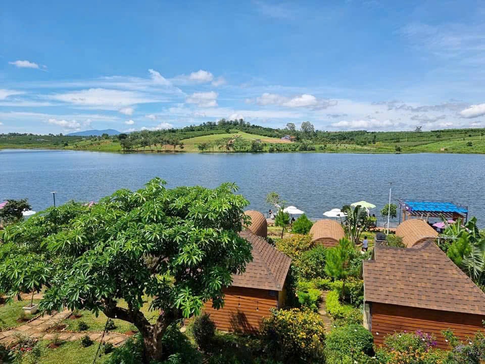 ột góc làng ven hồ Phúc Thọ