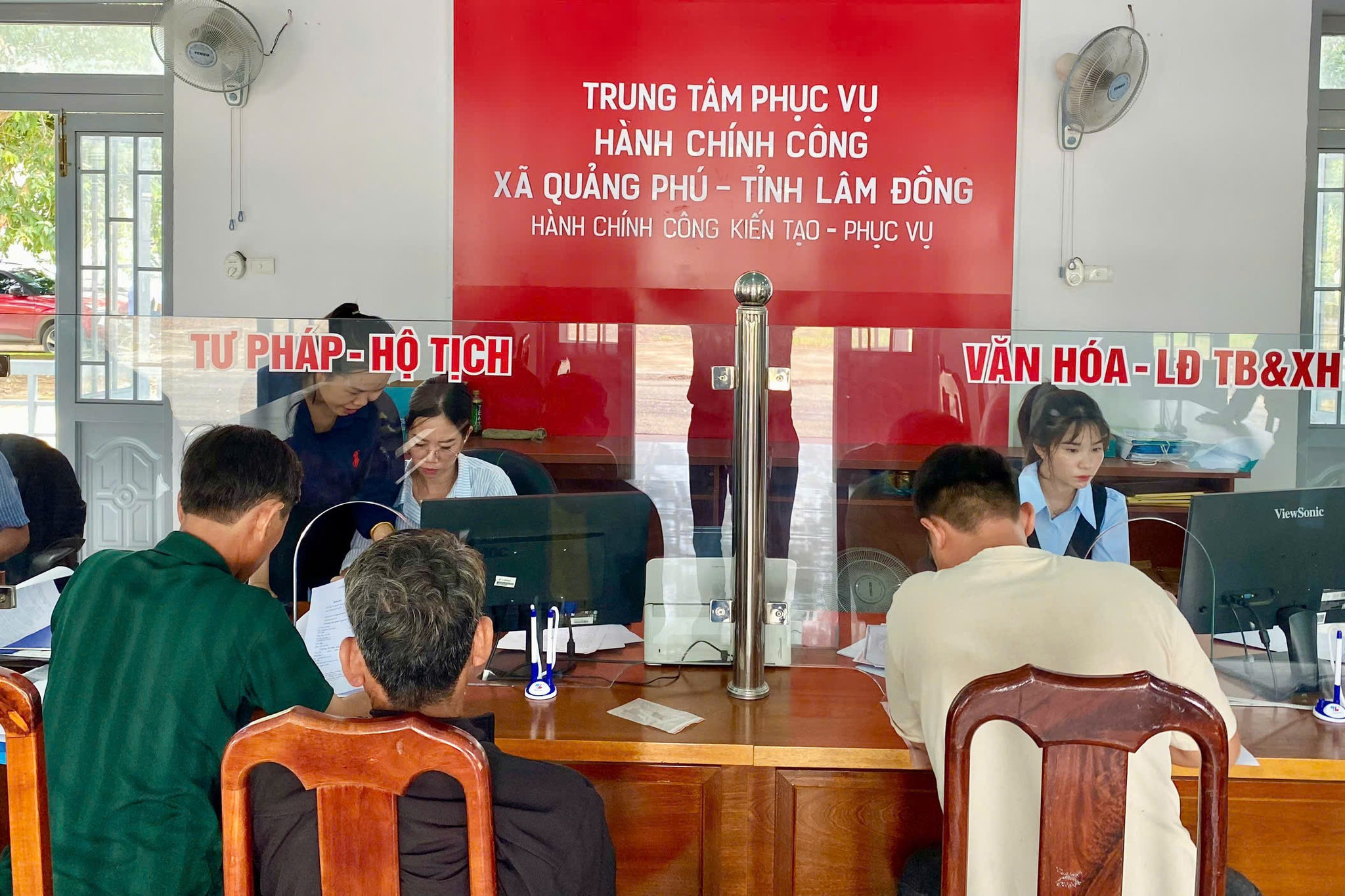 Giai đoạn chuyển tiếp dù còn mới và khó khăn, song xã Quảng Phú luôn quan tâm, tạo điều kiện để phục vụ tốt nhất nhu cầu giải quyết thủ tục hành chính của người dân, doanh nghiệp