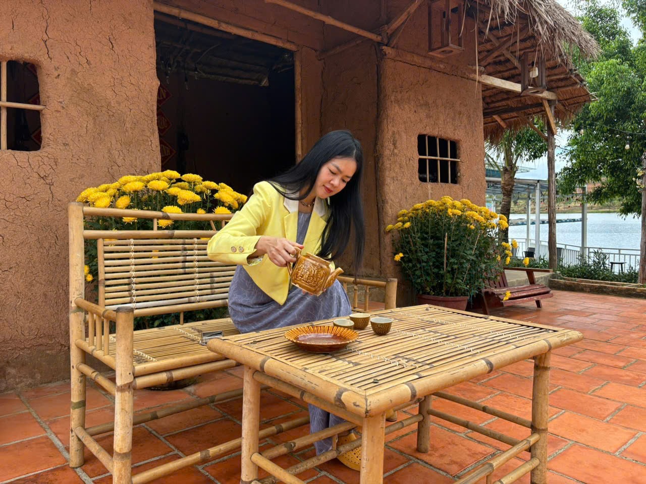 uống trà bên hiên nhà tranh