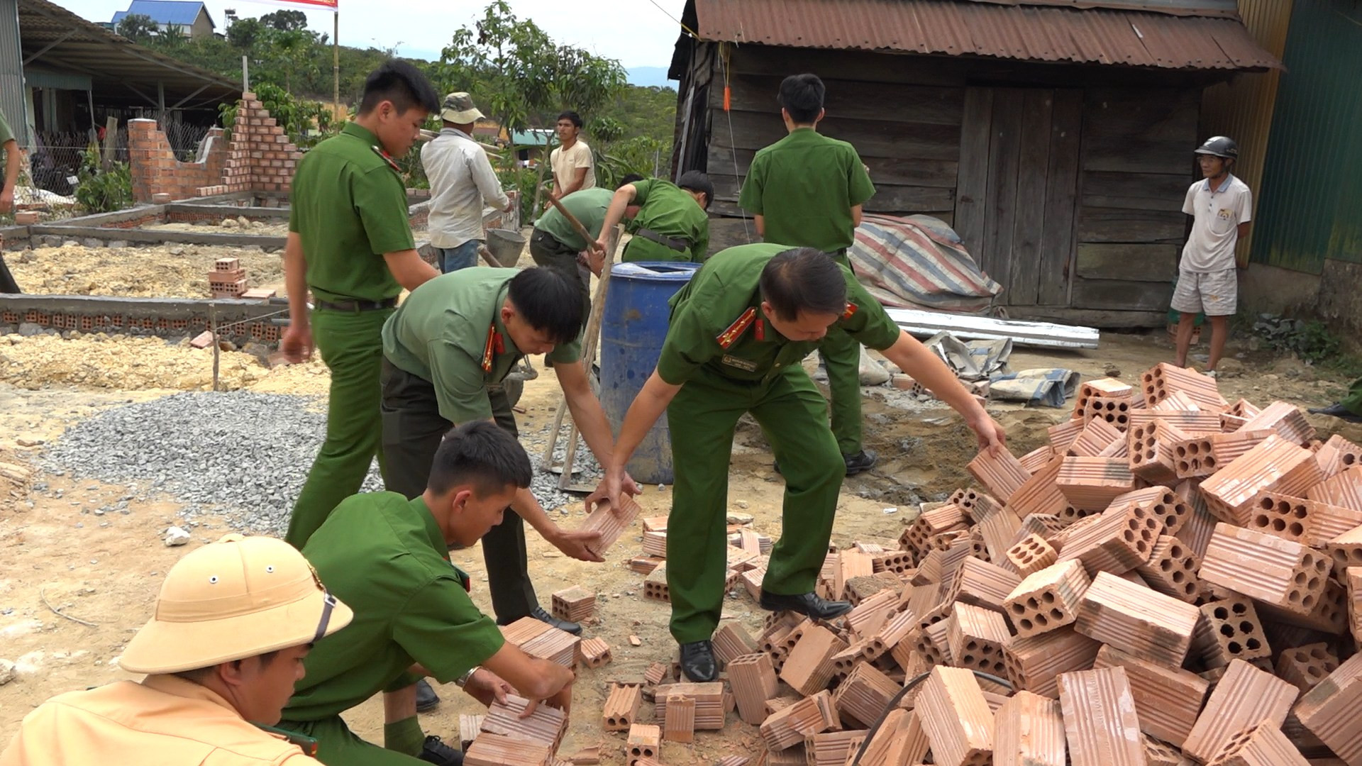 Công an Lâm Đồng hỗ trợ xóa nhà tạm, nhà dột nát cho hộ đồng bào dân tộc xã Đam Rông 1 