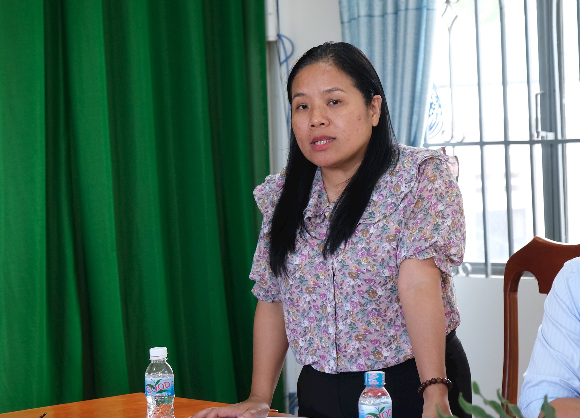 2 Genosse Lam Thi Phuoc Linh, Sekretär des Parteikomitees der Kommune Bao Thuan, sprach bei dem Treffen