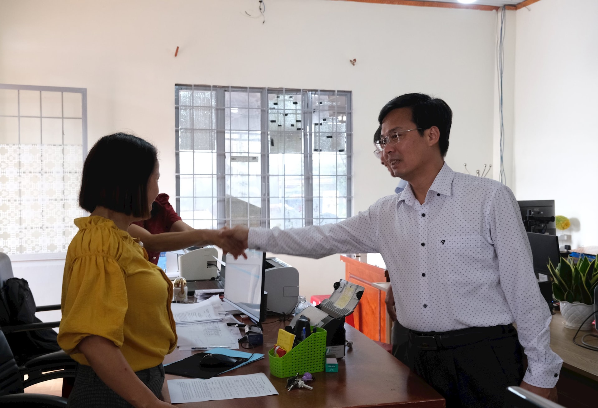 2 Der stellvertretende Vorsitzende des Volkskomitees der Provinz, Dinh Van Tuan, ermutigte den Geist der Beamten der Gemeinde Bao Thuan
