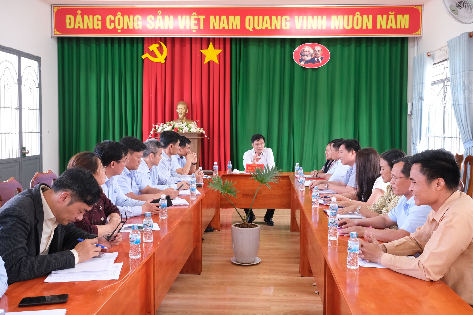2 Szene der Arbeitssitzung des stellvertretenden Vorsitzenden des Volkskomitees der Provinz, Dinh Van Tuan, mit dem Volkskomitee der Gemeinde Bao Thuan