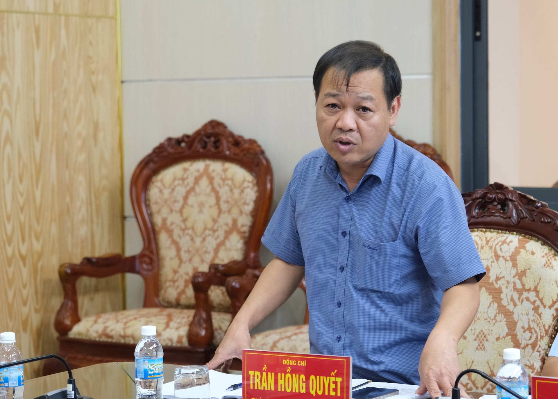 3 Genosse Tran Hong Quyet - Sekretär des Parteikomitees der Kommune Di Linh berichtete auf der Sitzung