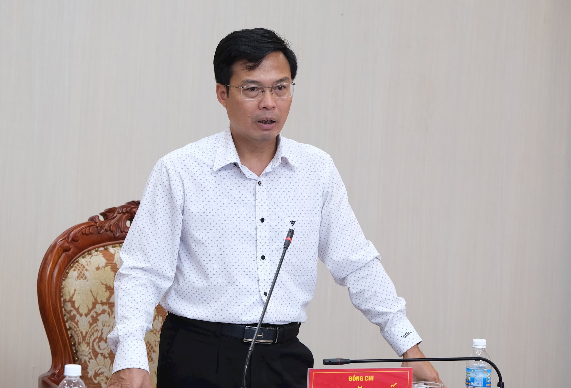 3 Der stellvertretende Vorsitzende des Volkskomitees der Provinz, Dinh Van Tuan, hielt eine Abschlussrede auf der Sitzung