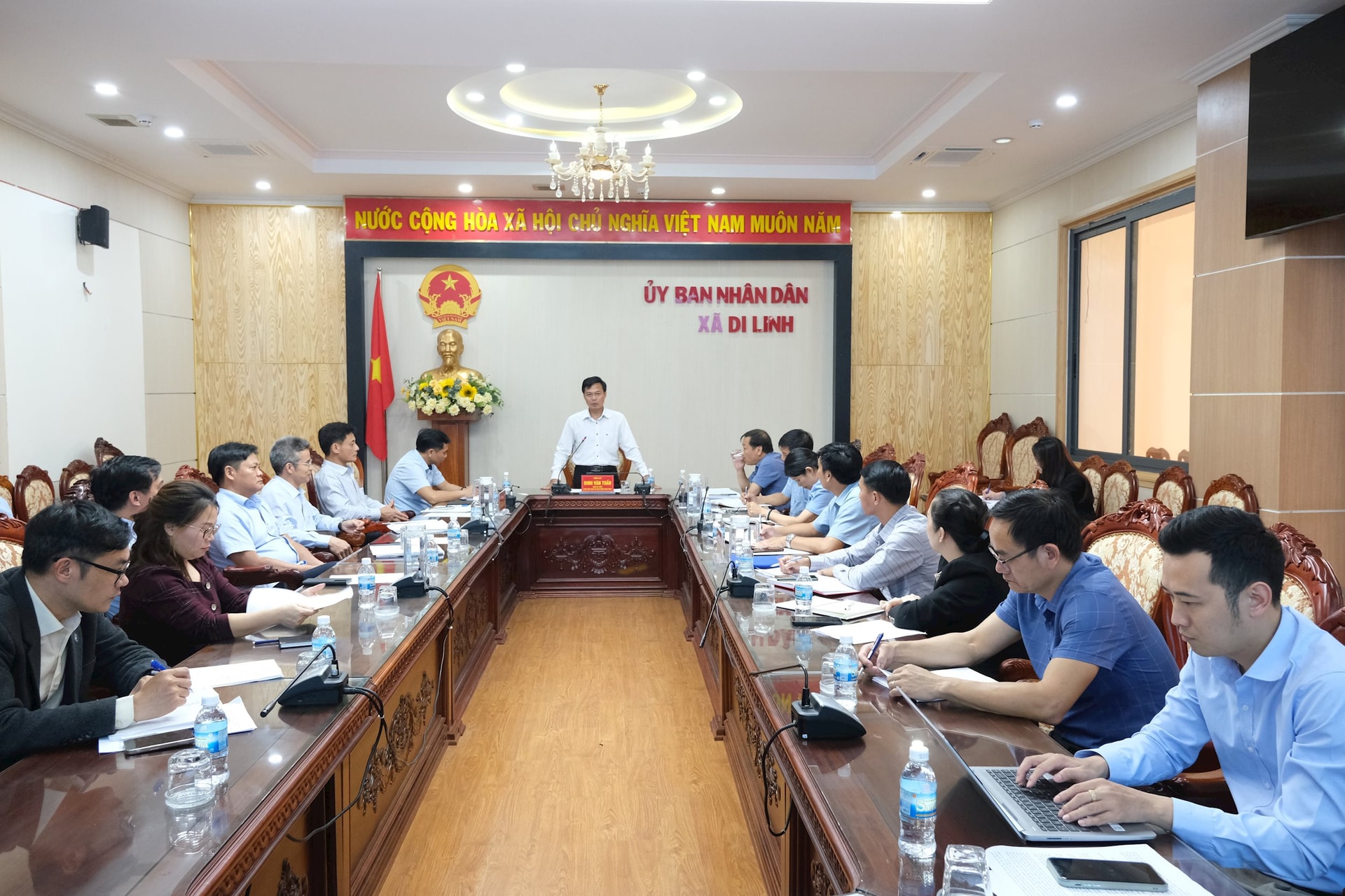 3 Szene der Arbeitssitzung des stellvertretenden Vorsitzenden des Volkskomitees der Provinz, Dinh Van Tuan, mit dem Bezirk Di Linh