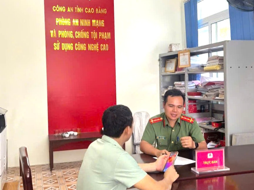 Cán bộ Công an tuyên truyền thủ đoạn của tội phạm lừa đảo cho người dân.