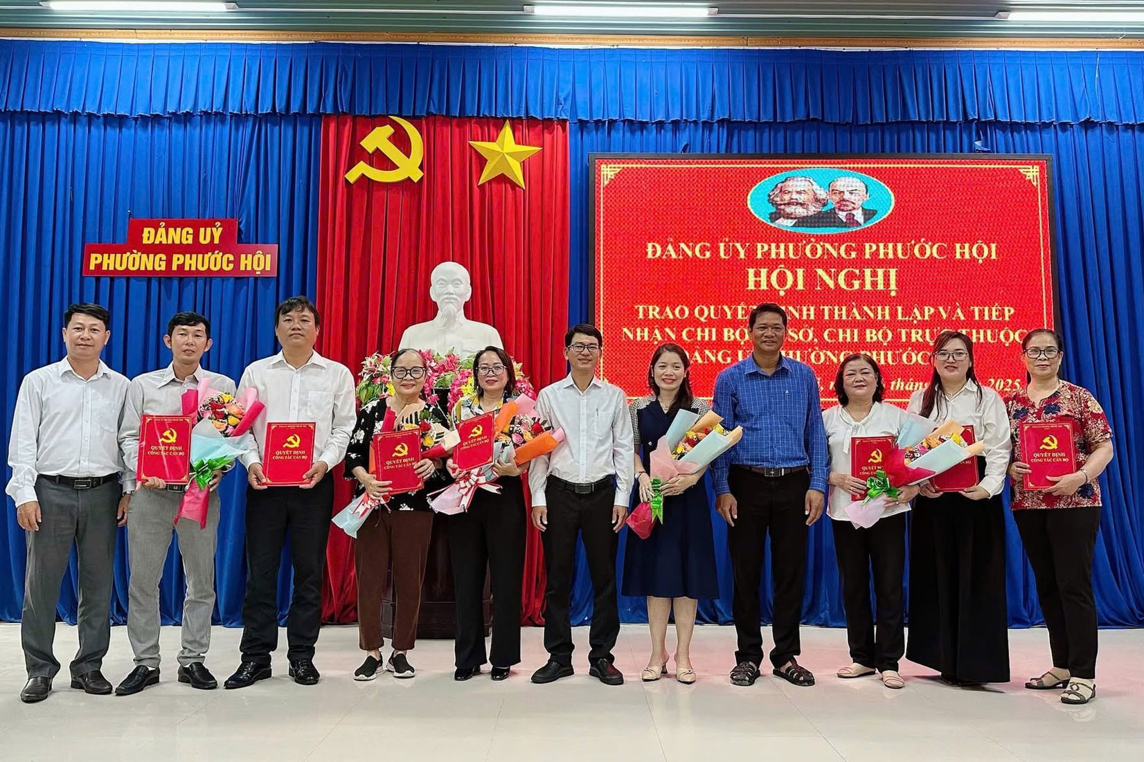 lanh-dao-phuong-phuoc-hoi-trao-quyet-dinh-tiep-nhan-cac-chi-bo-truc-thuoc(1).jpg