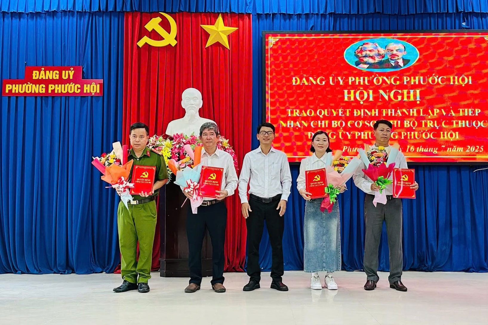 pho-bi-thu-thuong-truc-dang-uy-phuong-nguyen-van-khanh-trao-quyet-dinh-thanh-lap-chi-bo(1).jpg
