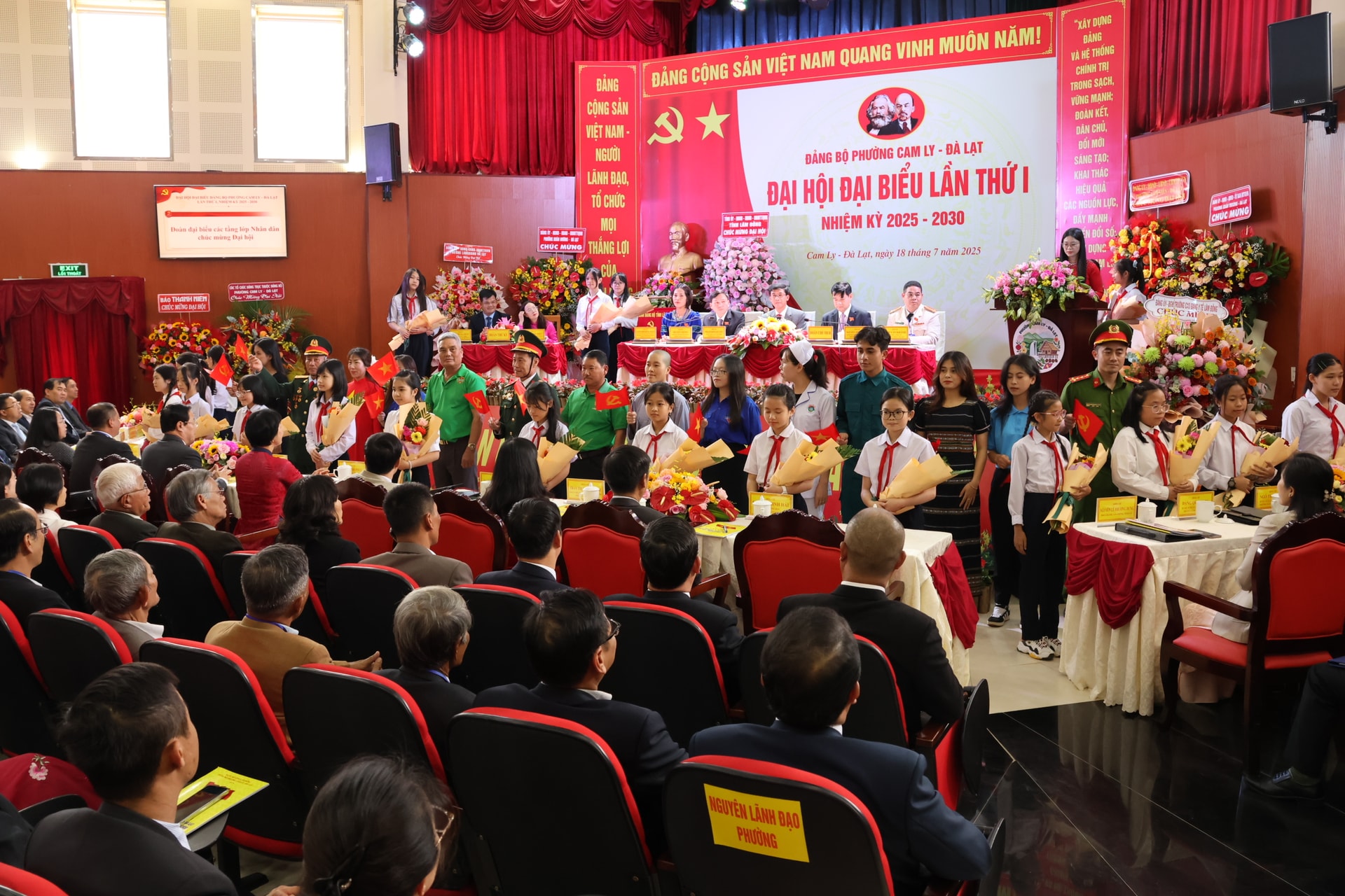 Delegation representing the people of Cam Ly Ward, Da Lat congratulated the Congress