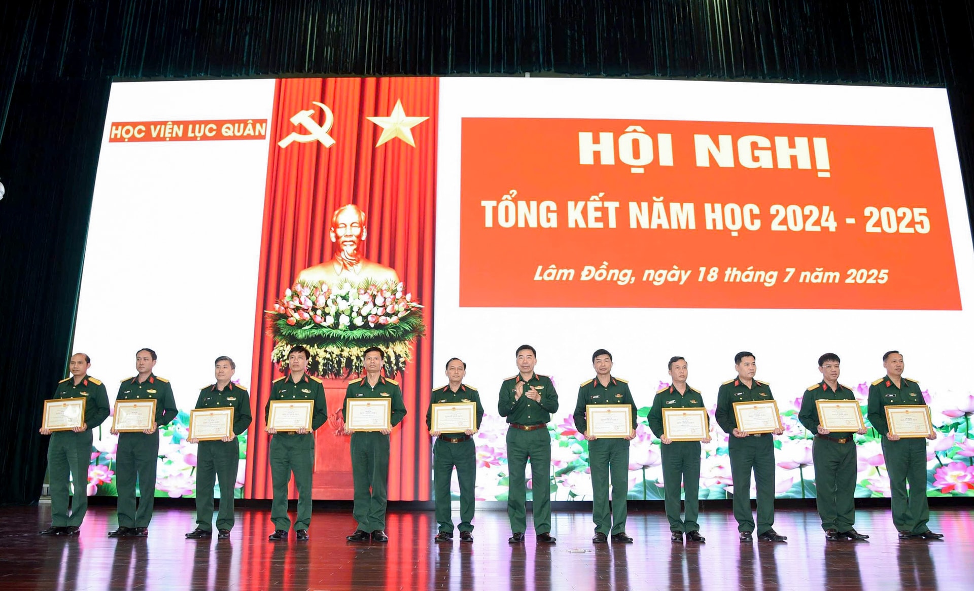 Thiếu tướng Nguyễn Công Sơn - Phó Chính ủy Học viện trao thưởng cho các tập thể đạt danh hiệu “Đơn vị tiên tiến” năm học 2024 - 2025