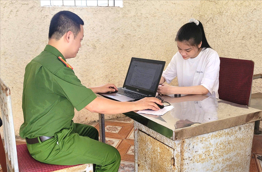 Cơ quan Cảnh sát điều tra tống đạt quyết định và lệnh đối với Lê Thị Nguyệt.