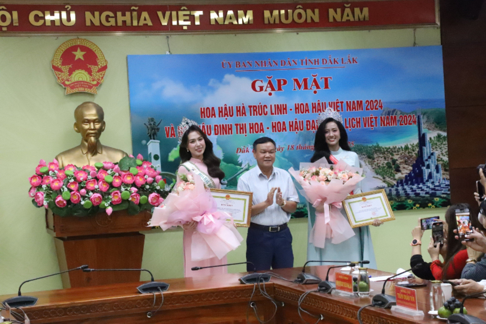 Phó Chủ tịch Ủy ban nhân dân tỉnh Đắk Lắk Đào Mỹ tặng Bằng khen của Ủy ban nhân dân tỉnh cho Hoa hậu Việt Nam năm 2024 Hà Trúc Linh và Hoa hậu Đại sứ du lịch Việt Nam năm 2024 Đinh Thị Hoa. img-1512-8903.jpg