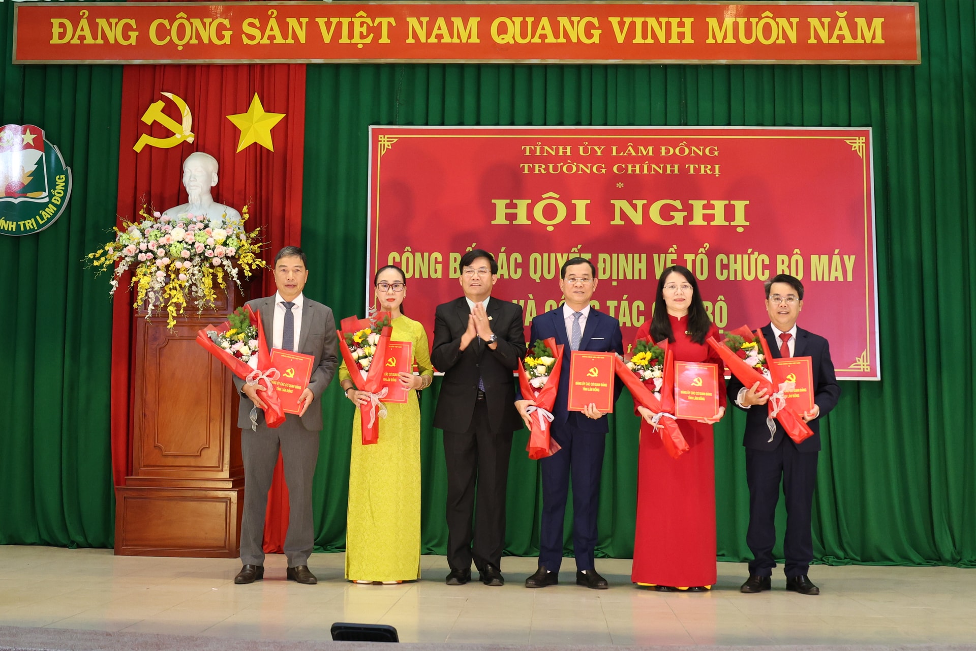 Phó Bí thư Đảng ủy các cơ quan Đảng tỉnh Hoàng Thanh Hải trao quyết định chỉ định UBKT, Chủ nhiệm, Phó Chủ nhiệm UBKT Đảng ủy cơ sở Trường Chính trị tỉnh