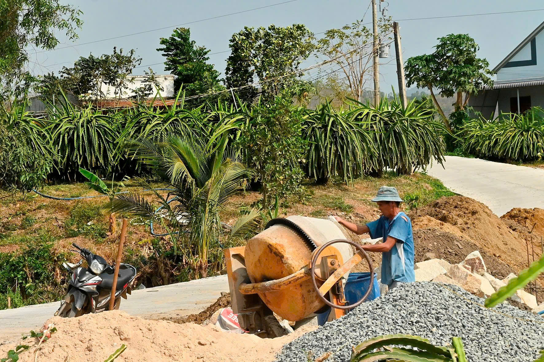 Nhờ sự đồng thuận, chung sức của Nhân dân, nhiều tuyến đường đã được kiên cố hóa bằng bê tông