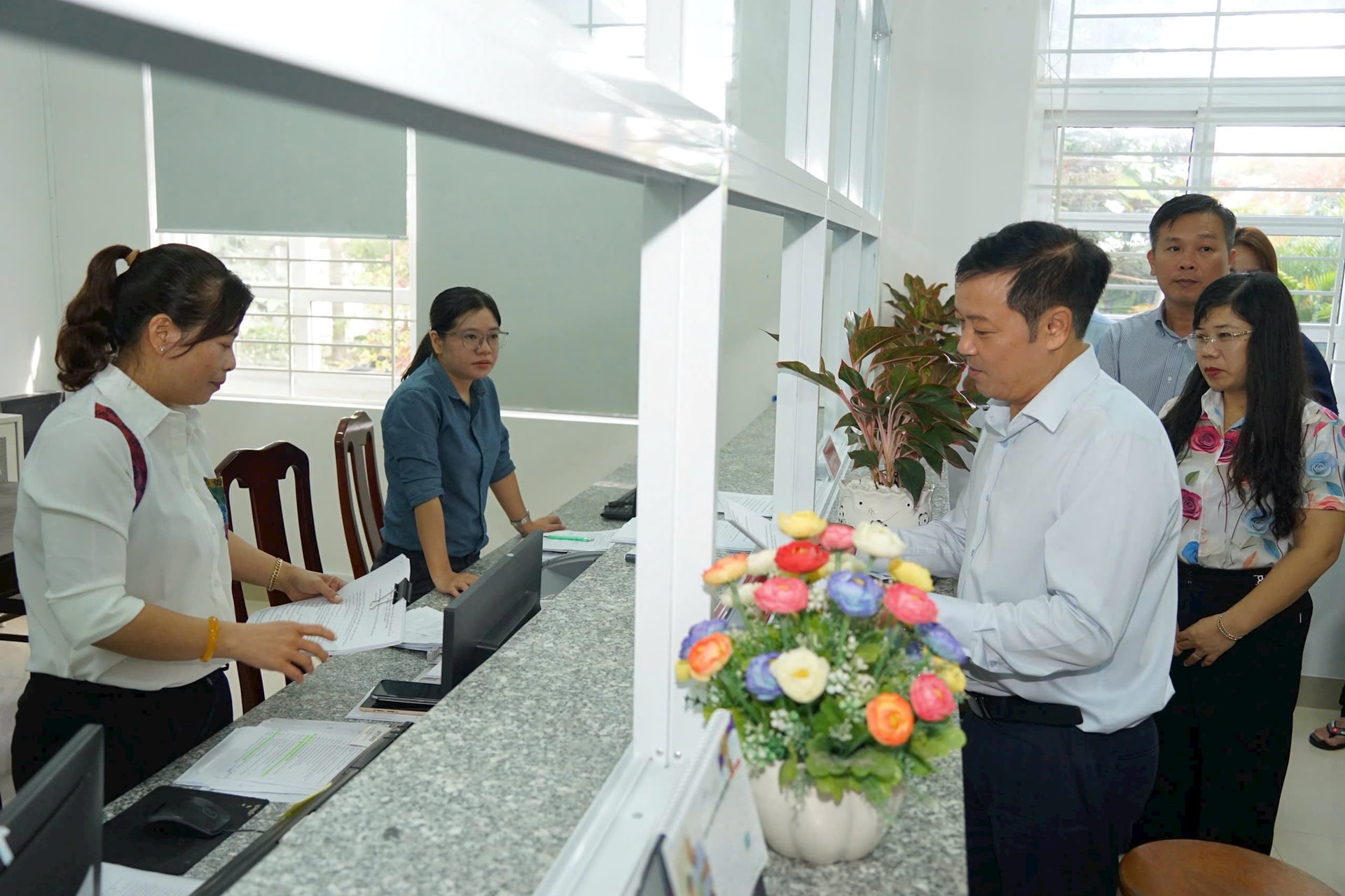 Phó Chủ tịch UBND tỉnh Lê Trọng Yên kiểm tra bộ phận một cửa