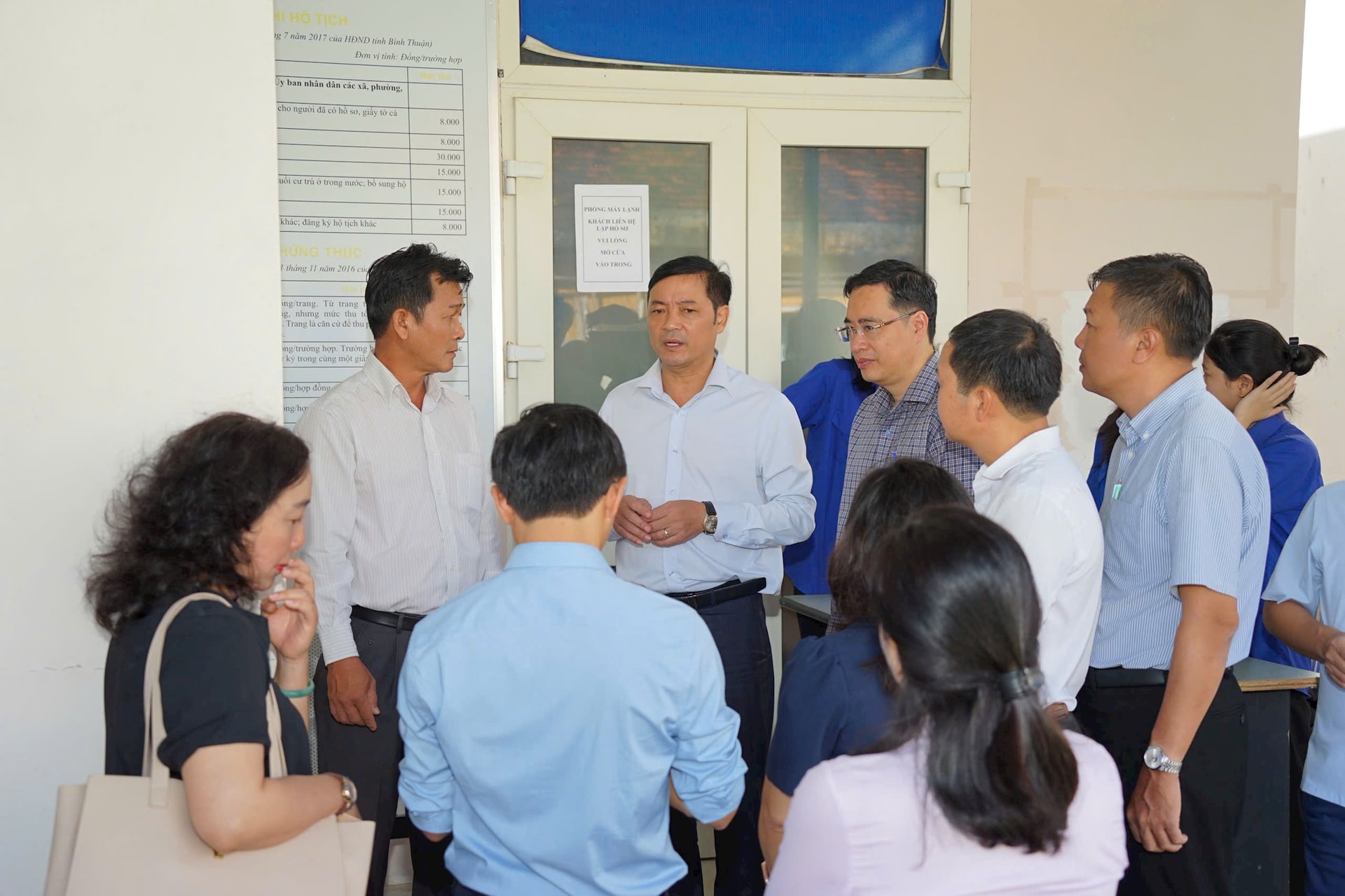 Phó Chủ tịch UBND tỉnh Lê Trọng Yên trao đổi với lãnh đạo xã Hàm Liêm