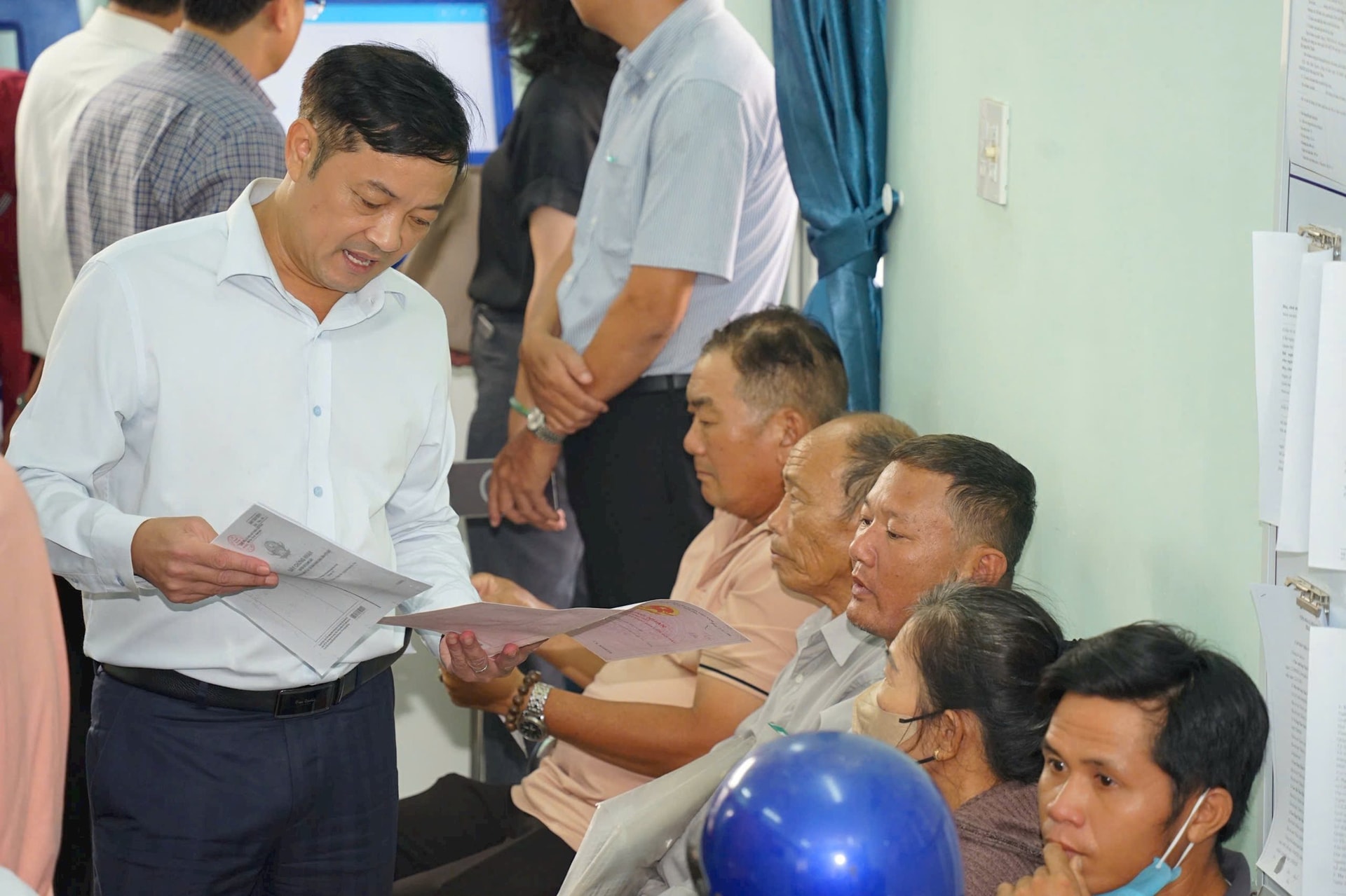 Phó Chủ tịch UBND tỉnh Lê Trọng Yên trao đổi với người dân xã Hàm Liêm