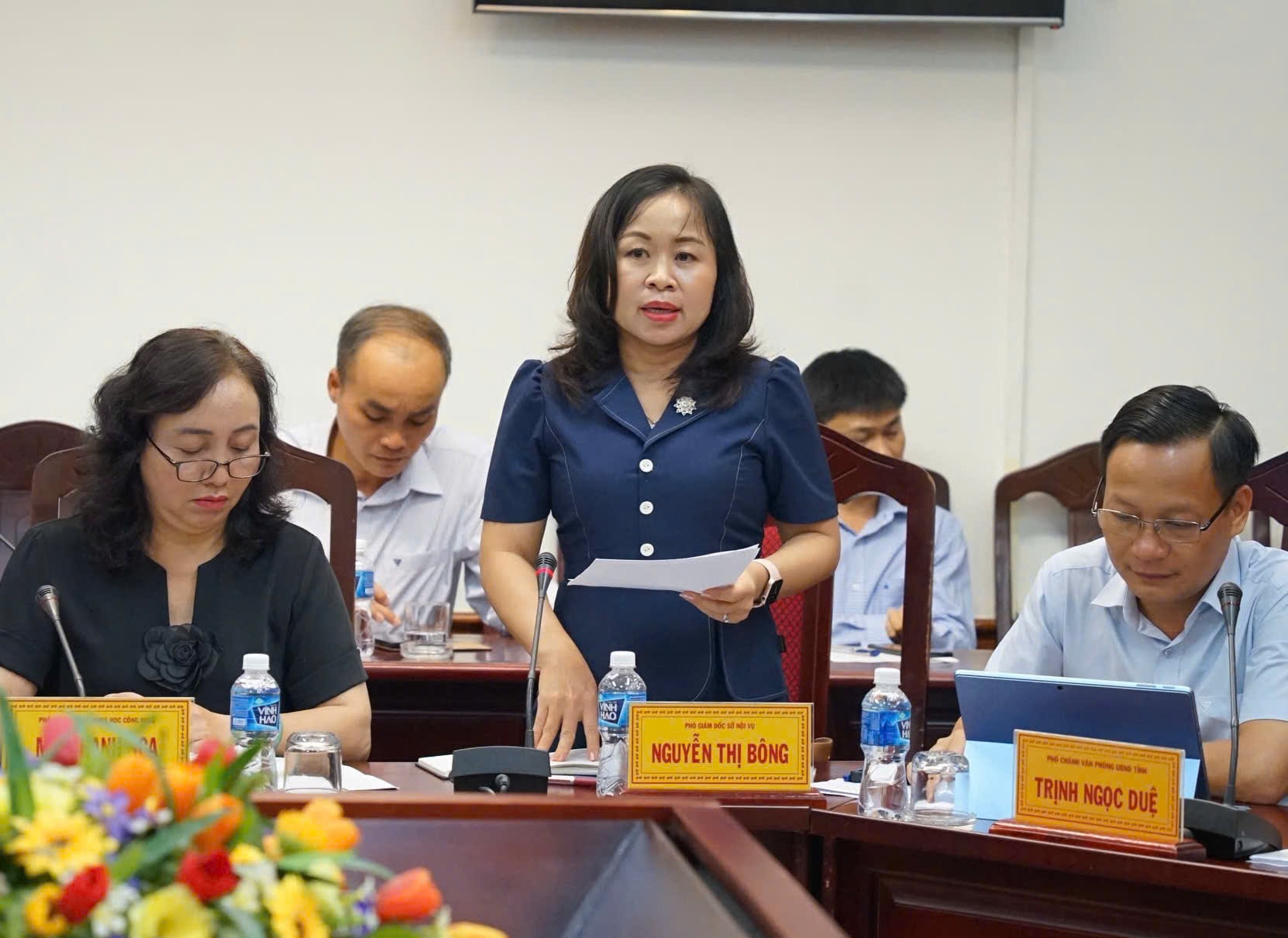 Phó Giám đốc Sở Nội vụ Nguyễn Thị Bông báo cáo tại buổi làm việc