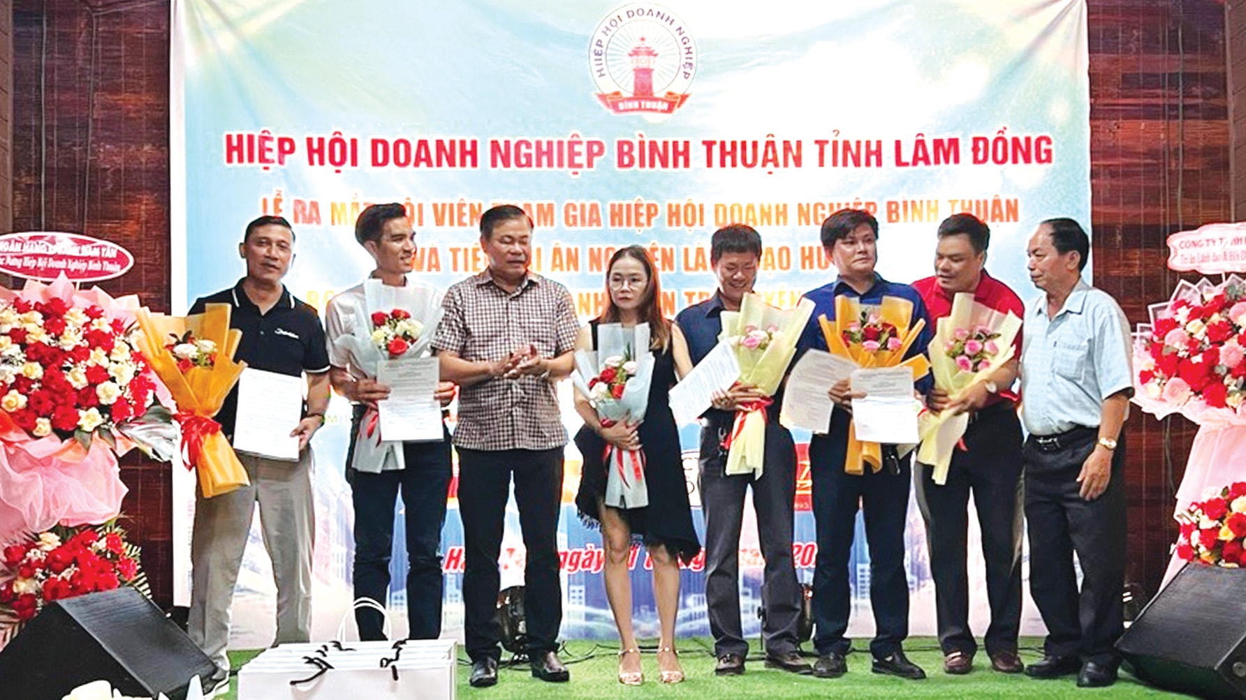 Ceremony of members participating in the business association meeting anh-n.jpg