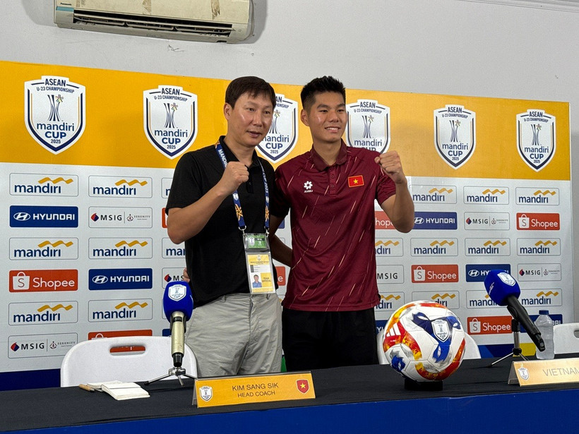 Họp báo sau trận đấu của đội tuyển U23 Việt Nam với U23 Lào. (Ảnh: Văn Phong-Minh Thái/TTXVN)