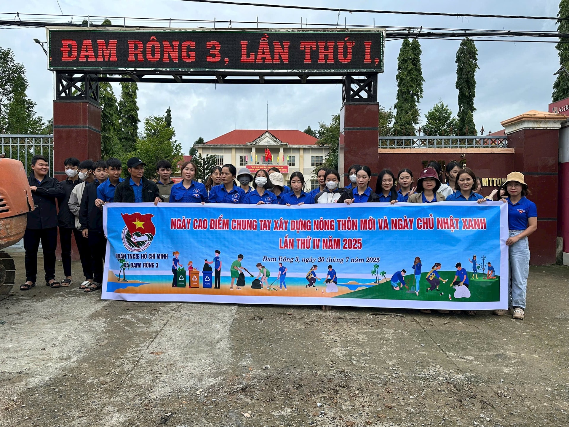 Đoàn viên thanh niên ra quân dọn dẹp vệ sinh khu dân cư